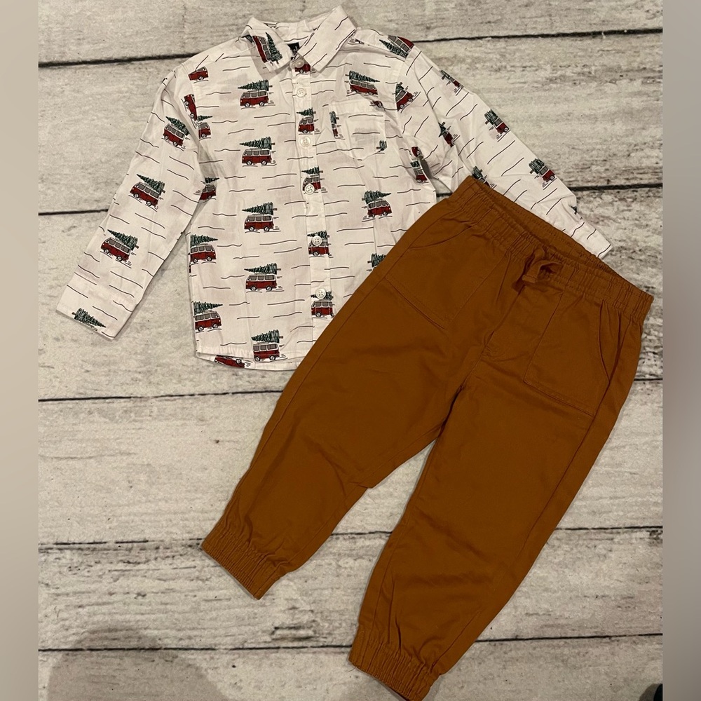 24m van Christmas tree button down with brown pants